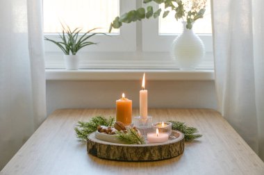 Advent ve Noel süslemesi, dört farklı mum kırsal bir ahşap tepside, pencerede köknar dalları ve kurabiyeler, kopyalama alanı, seçilmiş odak, dar alan derinliği