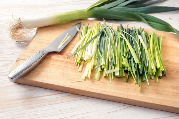 Fresh Leeks Cut Thin Strips Kitchen Knife Wooden Board Prepared — Stock Photo, Image