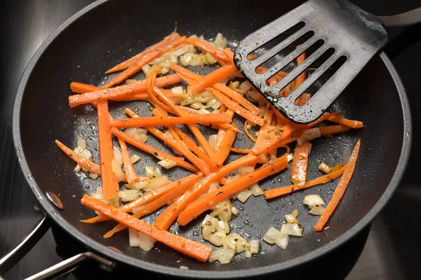 Sárgarépa Csíkokat Vagy Julienne Hagymával Kakukkfűvel Pirítják Egy Fekete Serpenyőben — Stock Fotó