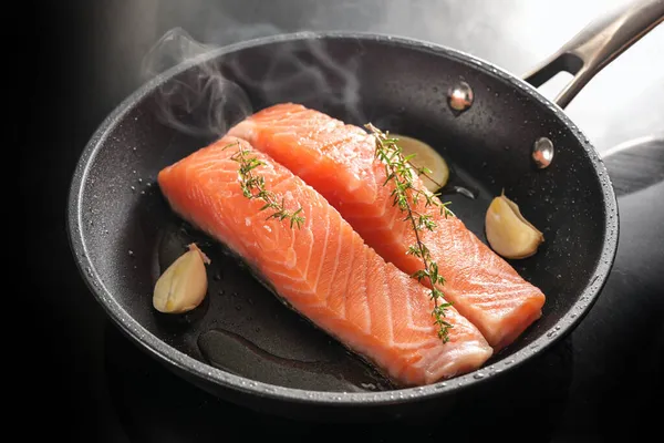 Slices Fresh Salmon Fillet Gently Fried Skin Black Saute Pan — Stock Photo, Image