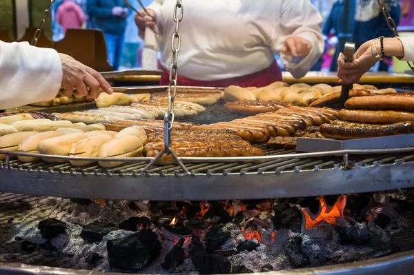 Amplia Parrilla Salchicha Bratwurst Comida Rápida Típica Calle Una Feria —  Fotos de Stock