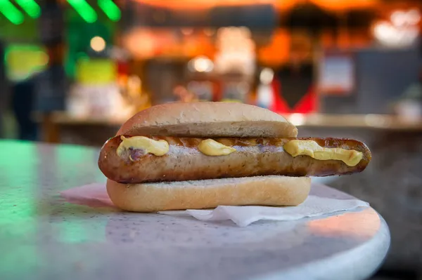 Salsicha Bratwurst Com Mostarda Pão Fast Food Típico Carnaval Viagem — Fotografia de Stock