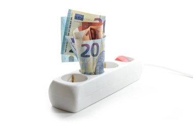Bir tomar Euro banknota sahip elektrik güç şeridi, elektrik tüketiminden tasarruf konsepti, artan enerji fiyatları ve artan ev finansmanı maliyetleri, fotokopi alanı olan beyaz zemin, seçilmiş odak noktası, dar alan derinliği