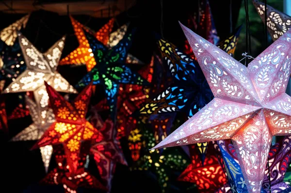 Leuchtende Weihnachtslaternen Sternenform Aus Gefaltetem Papier Einem Marktstand Der Nacht — Stockfoto