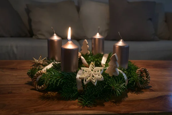 Adventi Koszorú Arany Gyertyákkal Természetes Karácsonyi Dekoráció Egy Dohányzóasztalon Egy — Stock Fotó