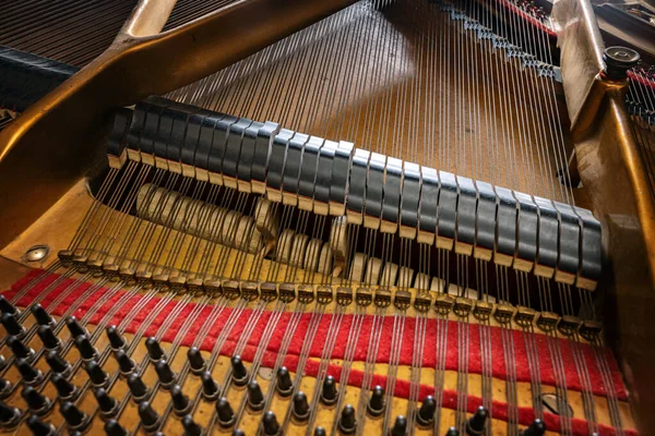 Vista Martello Ammortizzatore Sulle Corde All Interno Vecchio Pianoforte Coda — Foto Stock