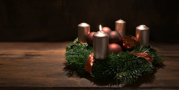 Eerste Advent Krans Met Koper Gekleurde Kaarsen Kerstversiering Kerstballen Een — Stockfoto