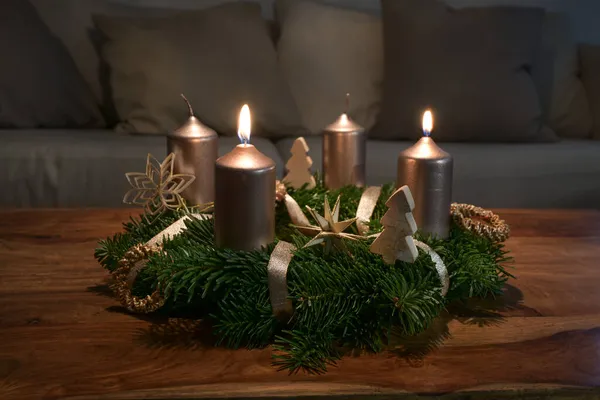 Zwei Goldene Kerzen Werden Zweiten Sonntag Auf Einem Adventskranz Mit — Stockfoto