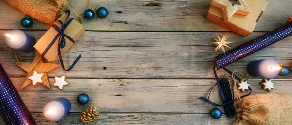 Kerstvoorbereiding Achtergrond Verpakking Geschenken Met Natuurlijk Blauw Papier Kerstballen Sterren — Stockfoto