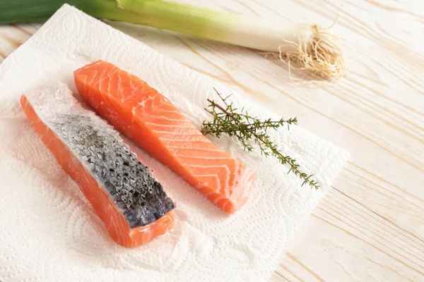 Slices Fresh Salmon Fillet Skin Kitchen Paper Thyme Leek Light — Stock Photo, Image