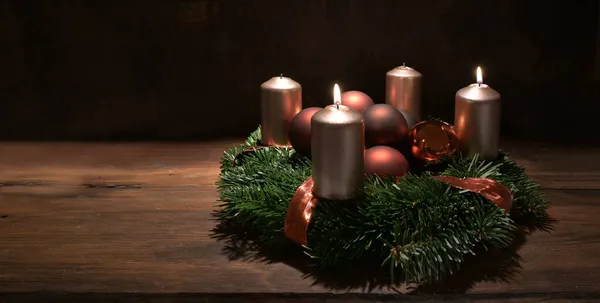Segunda Grinalda Advento Com Velas Coloridas Cobre Bugigangas Decoração Natal — Fotografia de Stock