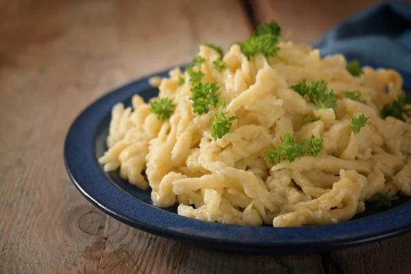 Hemlagad Spaetzle Tyska Äggnudlar Med Ost Serveras Med Persilja Garnering — Stockfoto