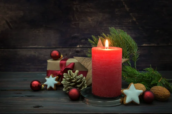 Candela Rossa Bagattelle Regalo Biscotti Alla Cannella Rami Abete Come — Foto Stock