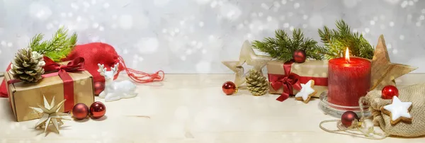 Kerstversiering Met Rode Kaars Kerstballen Geschenken Een Houten Tafel Tegen — Stockfoto