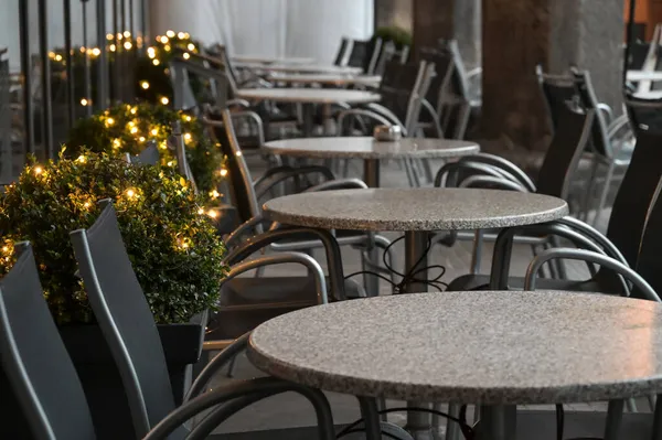 Kerst Decoraties Lege Tafels Een Gesloten Straat Cafe Tijdens Herhaalde — Stockfoto