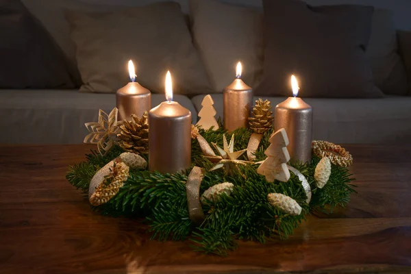 Adventskranz Mit Vier Goldbeleuchteten Kerzen Und Natürlicher Winterdekoration Auf Einem — Stockfoto