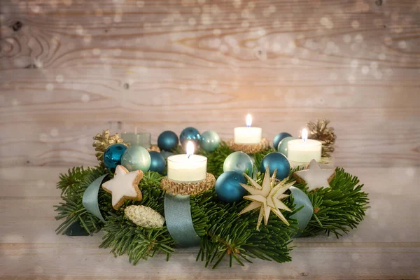 带有点燃的蜡烛 蓝色的圣诞灯罩和装饰的乡村木制雪白背景的第三个花环系列 第四个星期日 复制空间 选定的焦点 狭窄的田野深度 — 图库照片