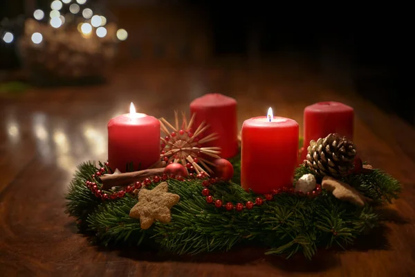 크리스마스 촛불을 장식물인 현수막으로 장식된 작품은 따뜻하고 어두운 배경에서 축제를 — 스톡 사진