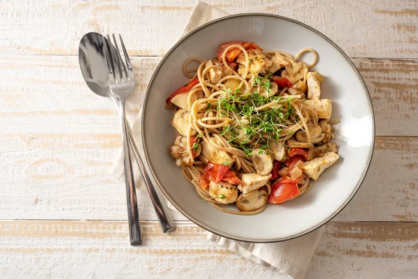 Hela Korn Spaghetti Med Tomat Svamp Och Kyckling Remsor Garnerade — Stockfoto