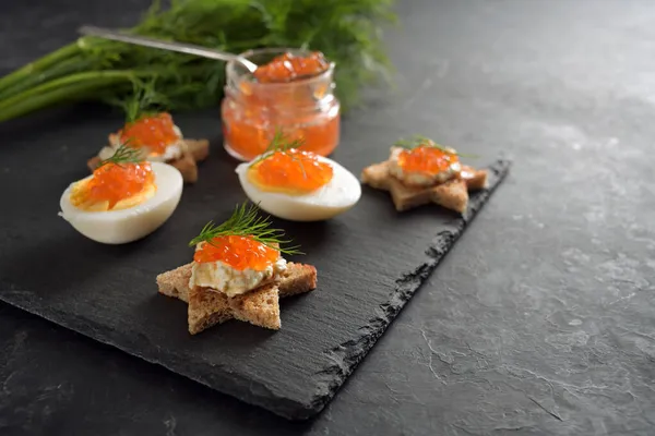 Caviar Rojo Huevos Cortados Mitad Canapés Tostados Forma Estrella Con — Foto de Stock