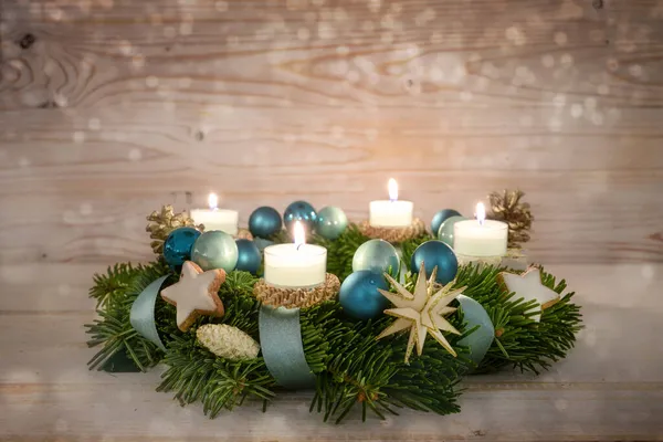 花环系列第四号 有点燃的蜡烛 蓝色的圣诞灯罩 装饰在乡村的木制雪白的背景上 第四个星期日 复制空间 选定的焦点 狭窄的田野深度 — 图库照片