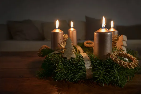 Velas Douradas Uma Grinalda Advento Com Alguma Decoração Natural Natal — Fotografia de Stock