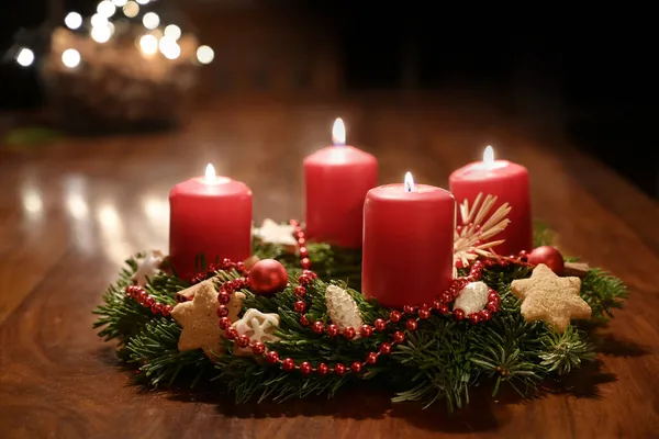 크리스마스가 속에서 크리스마스를 기념하기 장작에 촛불을 나무로 촛불을 장식물 화환을 — 스톡 사진