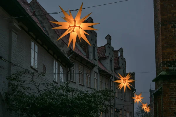 Reihe Leuchtender Mährischer Sterne Zwischen Historischen Häusern Der Lübecker Altstadt — Stockfoto