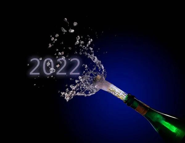 Вибух Пляшки Шампанського Пробкою Вискочила Сплеск Новорічна Дата 2022 Року — стокове фото