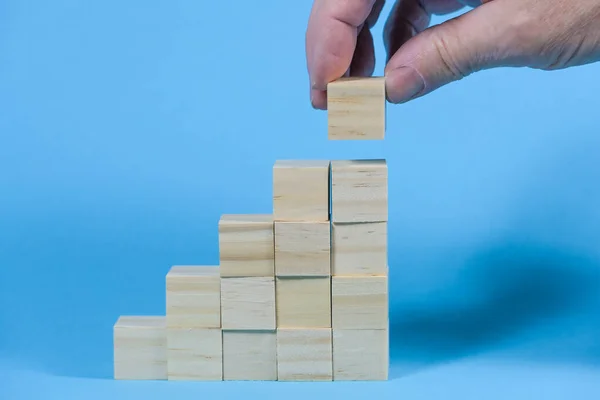 Mão Está Construindo Degraus Escada Cubos Madeira Branco Crescimento Negócio — Fotografia de Stock