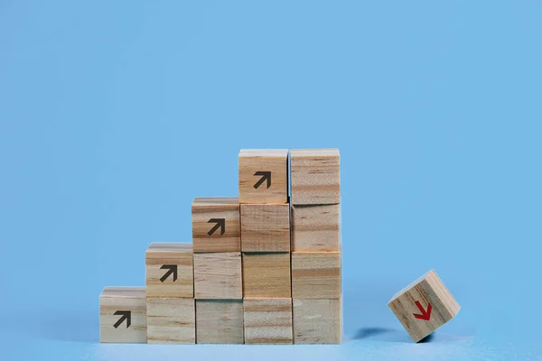 Houten Kubussen Gebouwd Als Traptreden Met Pijlen Naar Boven Gericht — Stockfoto