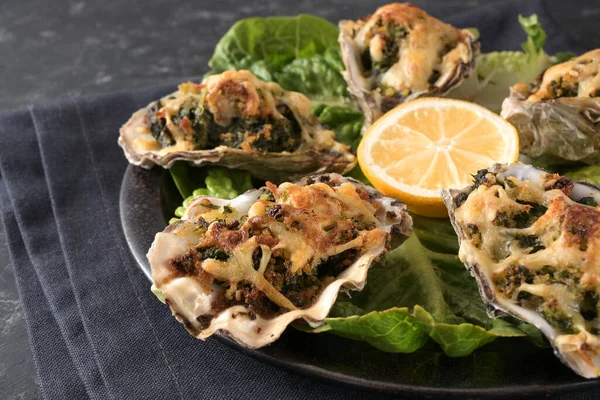Baked Oysters Spinach Cheese Rockefeller Style Plate Lemon Lettuce Dark — Stockfoto