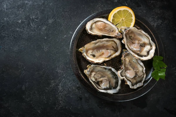 Fresh Raw Oysters Served Plate Lemon Slice Parsley Garnish Dark — Stockfoto