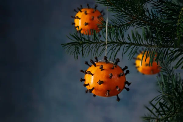 Mandarinen Mit Nelken Als Coronavirus Omicron Variantensymbol Das Als Weihnachtsdekoration — Stockfoto