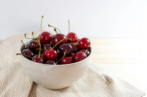 Cerezas Rojas Orgánicas Tazón Cerámica Una Servilleta Una Mesa Madera — Foto de Stock