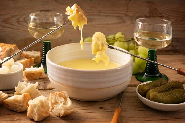 Swiss Fondue Melted Cheese Bread Long Forks Pickles Grapes Wine — Fotografia de Stock