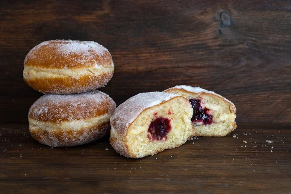 Berliner Munkar Eller Krapfen Fylld Med Röd Sylt Traditionella Söta — Stockfoto