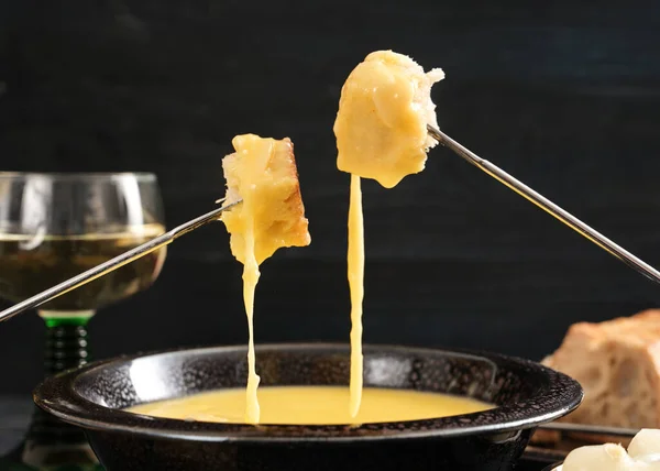 Sviçre Peynirli Fondü Kasenin Üzerinde Uzun Çatallı Erimiş Peynirli Iki — Stok fotoğraf