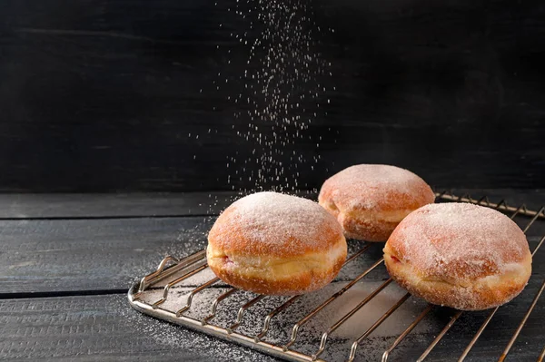 빵집에 펜이나 베를린 도넛에는 제식을 페이스트리 어둡고 들판의 뿌려져 — 스톡 사진