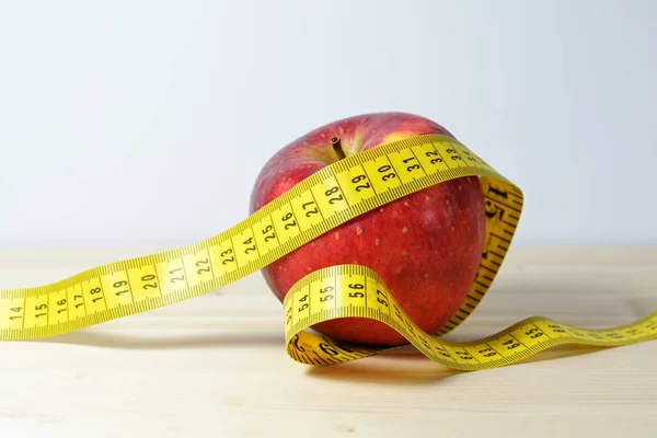 Manzana Roja Con Cinta Métrica Símbolo Dieta Para Perder Peso — Foto de Stock