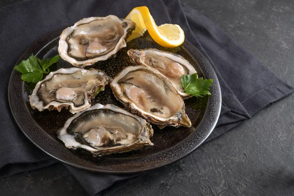 Raw Oysters Dark Plate Lemon Slice Parsley Garnish Napkin Gray — Stockfoto