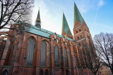 Lubeck Marienkirche (St. Mary Kilisesi), Hanseatik Ligi tüccarları tarafından inşa edilmiş iki kuleli tarihi tuğla bazilikası.