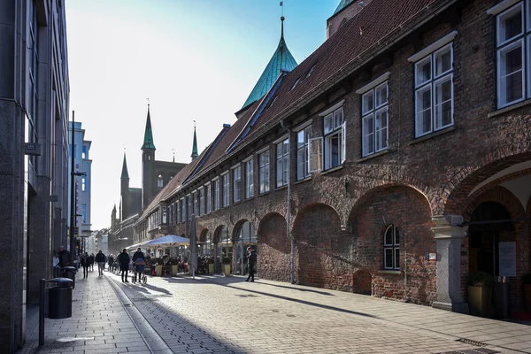 Lübeck Deutschland Januar 2022 Menschen Gegenlicht Auf Shoppingtour Und Einer — Stockfoto
