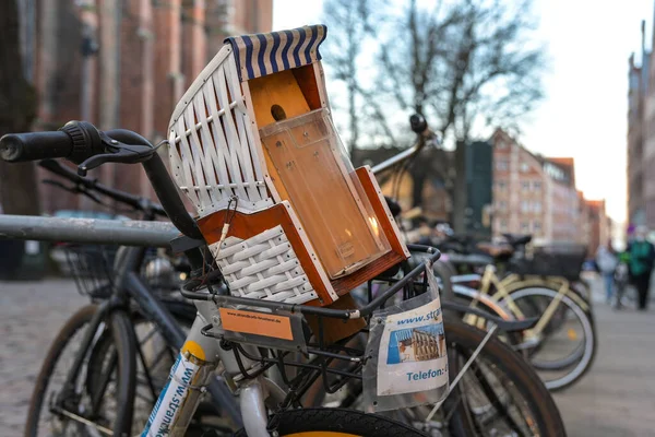 ドイツのルベック 2022年1月15日 鳥の保護に注意を引くために自転車に接続され チラシの場所と典型的な北ドイツのビーチバスケットチェアの形で鳥の巣の家 選択されたフォーカス — ストック写真