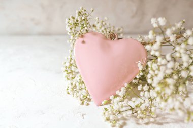 Gül renkli kalp şekli ve beyaz çigila çiçekleri açık kırsal bir zemin üzerinde, sevgililer günü anneleri için aşk konsepti, kopyalama alanı, seçilmiş odak, dar alan derinliği