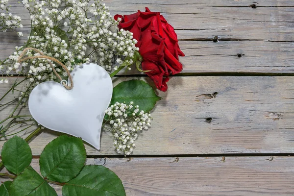 红玫瑰和两颗心在白漆的乡村木板上 情人节或母亲节的浪漫情爱贺卡 复制空间 从上往下看 选择焦点 — 图库照片