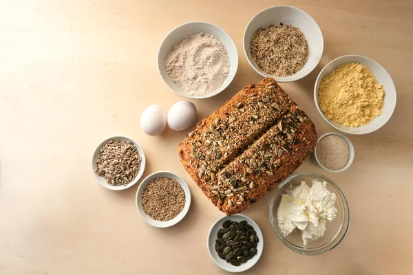 Low Carb Vollkornbrot Mit Samen Umgeben Von Den Zutaten Auf — Stockfoto