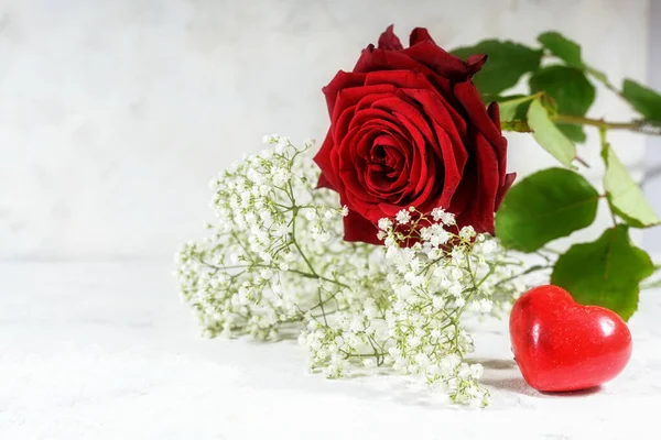 Rosa Roja Dos Corazones Tablones Madera Rústicos Pintados Blanco Tarjeta —  Fotos de Stock