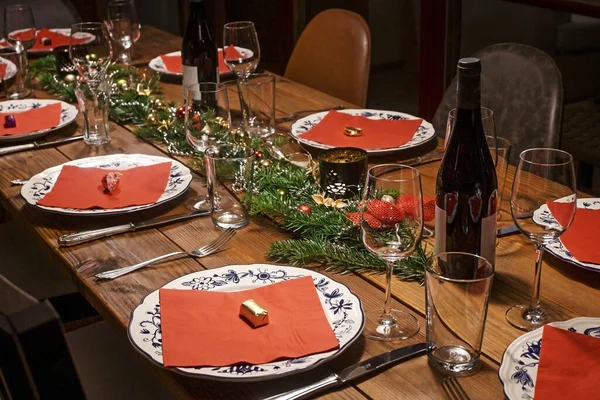 Grote Rustieke Houten Tafel Feestelijke Set Ingericht Voor Een Diner — Stockfoto