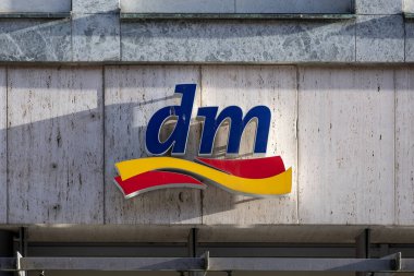 Lubeck, Almanya, 15 Ocak 2022: Bir binanın ön cephesinde güneşli bir yan ışık logosu, drogerie markt markası, kozmetik, sağlık ürünleri ve ev ürünleri sunan bir perakende mağaza zinciri.